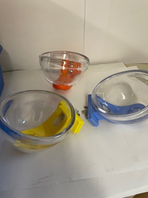 Parrot feeding bowl w screw attachment Parrot feeding bowl w screw attachment